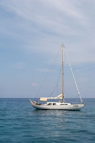 Bateau blanc sur la mer bleue de Sardaigne sur Xulé Bogers
