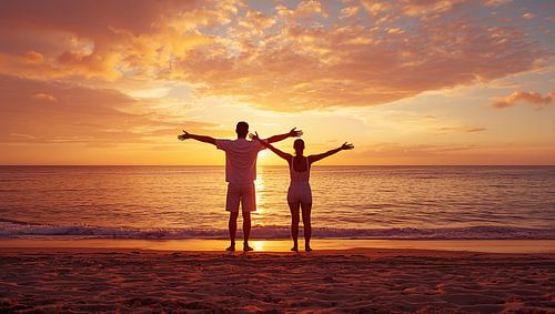 Couple profitant du coucher de soleil sur la plage