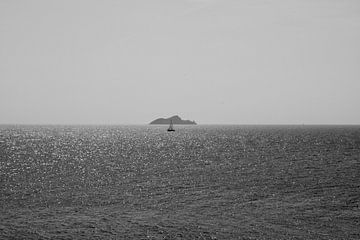 Zeilboot voor klein eiland van Maikel Becker