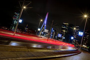 Rotterdam - Lichtstrepen - Erasmusbrug van Fotografie Ploeg