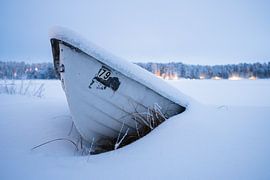 Gefrorenes Boot auf dem See von Martijn Smeets
