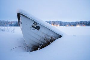 Frozen boat on the lake by Martijn Smeets