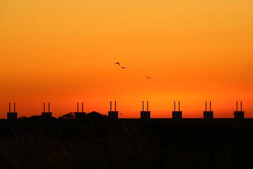 Deltawerken bij zonsondergang