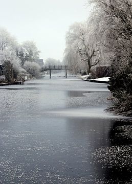 Brug over het water in Waterland, Stadskanaal van Corry Husada-Ghesquiere