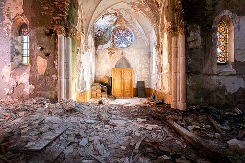 Sonnenlicht in der Kirche. von Roman Robroek – Fotos verlassener Gebäude