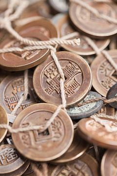 Gebonden antieke Chinese muntstukken op een Chinese rommelmarkt van Tony Vingerhoets
