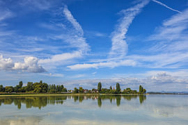 Insel Reichenau im Bodensee - im Hintergrund die Türme von der Kirche St. Peter und Paul in Niederzell - Landkreis Konstanz von BlattArt - Christine Horn