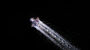 Kotter auf dem Wattenmeer mit schäumender Heckwelle von Ewold Kooistra