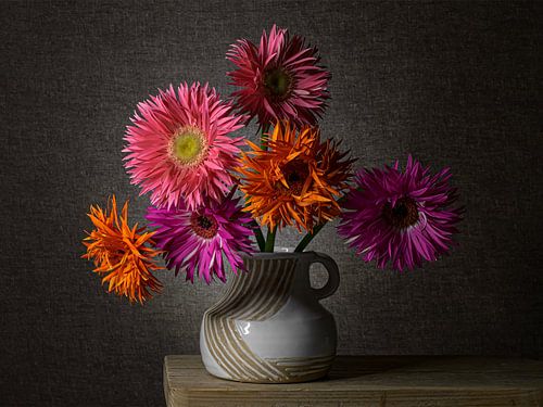 Des fleurs joyeuses dans un vase branché