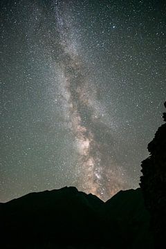Melkweg en sterrenhemel in de Trusovallei in Georgië van Leo Schindzielorz