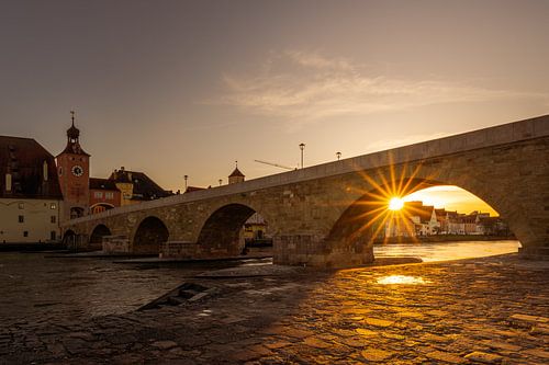 Pont de pierre à Ratisbonne avec étoile de soleil