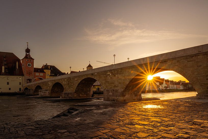 Pont de pierre à Ratisbonne avec étoile de soleil par Robert Ruidl