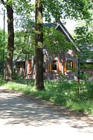 Maison forestière avec des cadres de fenêtres aux couleurs vives