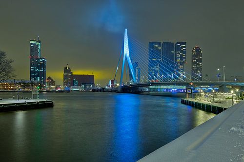 Skyline Rotterdam met Erasmusbrug in de winter met sneeuw