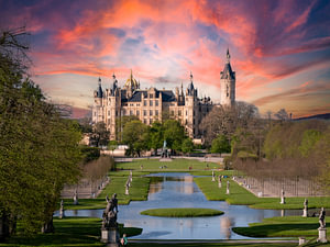 Schloss im Park von Schwerin, Bundesland Mecklenburg-Vorpommern bei Sonnenuntergang