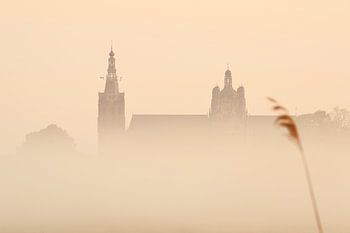 De Sint Jan van Den Bosch ontwaakt uit de mist