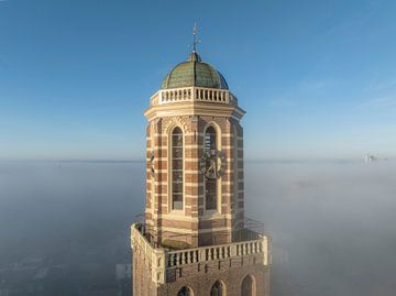 Peperbus kerktoren in Zwolle boven de mist van Sjoerd van der Wal Fotografie