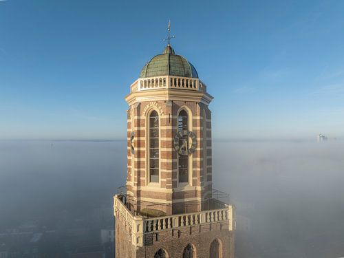 Peperbus kerktoren in Zwolle boven de mist