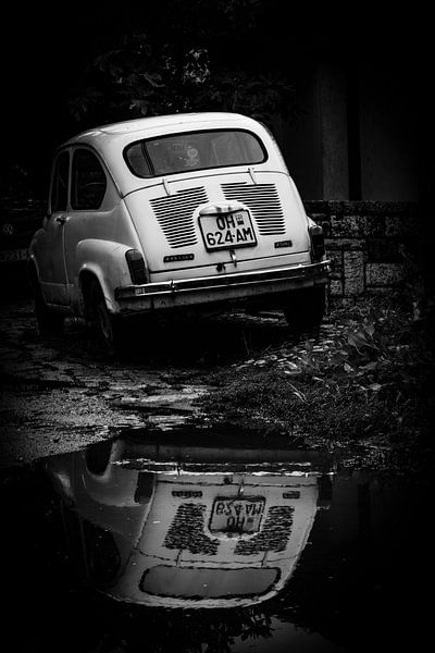 Reflectie van een Fiat z/w van Isabelle Stuit