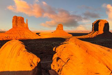 Monument Valley bij zonsopgang, Arizona, VS van Markus Lange