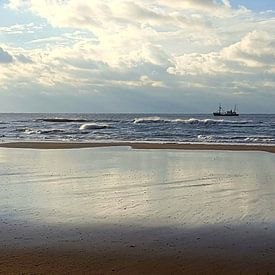 Vissersboot op zee bij Petten.  by Il se