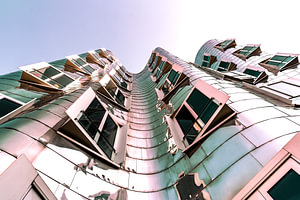 Fassade Architektur Gehry Bauten im Medienhafen Düsseldorf mit Himmel