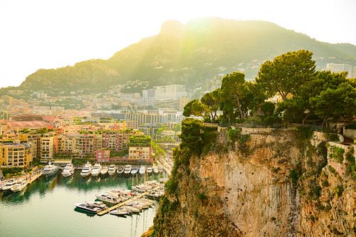 De haven van Fontvieille in Monaco, gezien vanuit Monaco-Ville