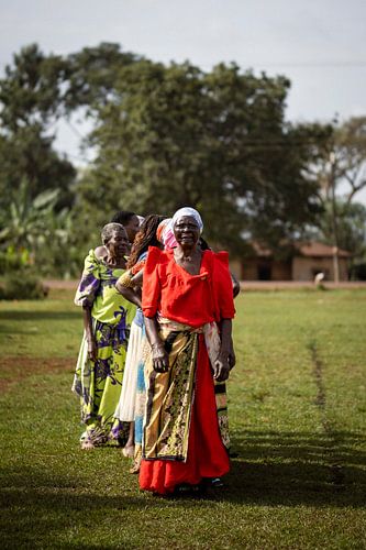 Oegandese grootmoeders in Traditionele Gomesi