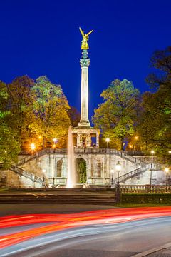 Vredesmonument in München 's nachts van Werner Dieterich