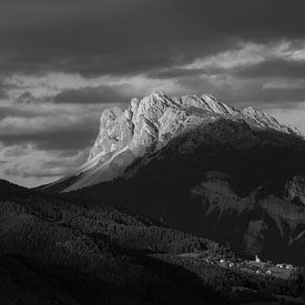 Le village au pied de sa montagne sur Julien Beyrath