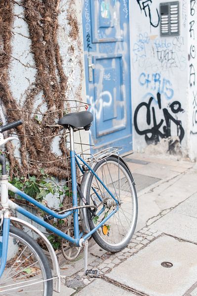 Vélo bleu de Berlin par Lisenka l' Ami Fotografie