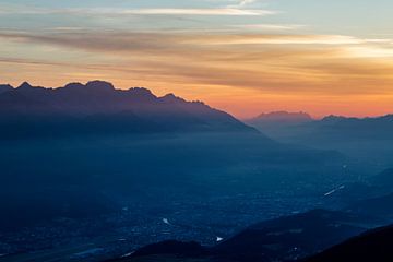 Goedemorgen Innsbruck! Zonsopkomst in de Oostenrijkse Alpen van Hidde Hageman
