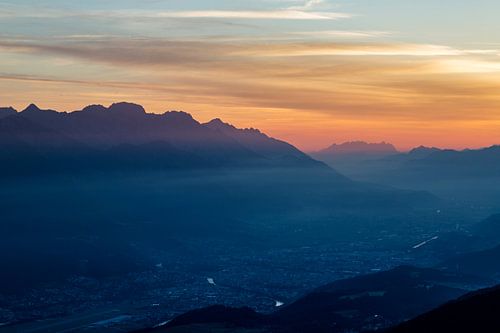Guten Morgen Innsbrucker Stadt! Sonnenaufgang über den österreichischen Alpen