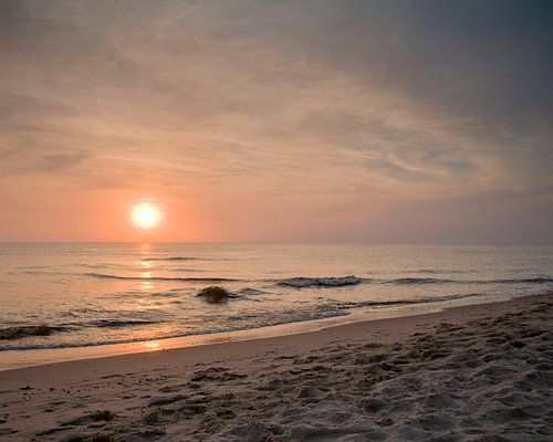 Zonsondergang op het strand in Callantsoog