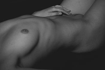 Verspielte nackte Frau