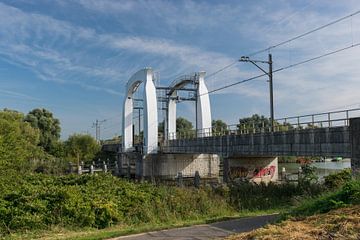 De elegante spoorbrug over het Wantij net buiten Dordrecht van Patrick Verhoef
