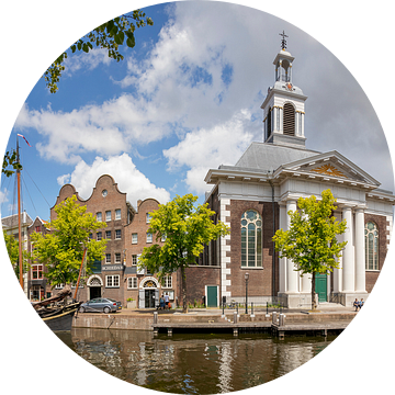 Panorama zicht op de Lange Haven in Schiedam met de Havenkerk en Jenevermuseum van Henno Drop