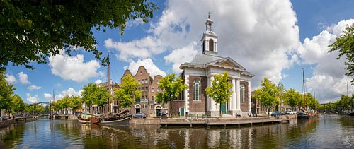 Panorama zicht op de Lange Haven in Schiedam met de Havenkerk en Jenevermuseum