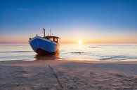Boot op het strand voor de opkomende zon van Tilo Grellmann thumbnail