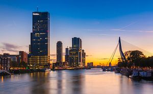 Koningshaven Rotterdam à l'heure bleue sur Ilya Korzelius