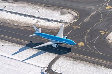 Die Boeing 777-200 der KLM ist soeben abgehoben und befindet sich auf dem Weg zur Startbahn. von Jaap van den Berg
