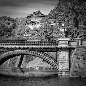 Seimon Ishibashi und Nijubashi mit Kaiserpalast | monochrom