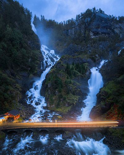 Låtefossen Waterval – Kracht en Beweging in het Noorse Berglandschap