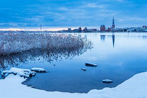 Blick über die Warnow auf die Hansestadt Rostock im Winter