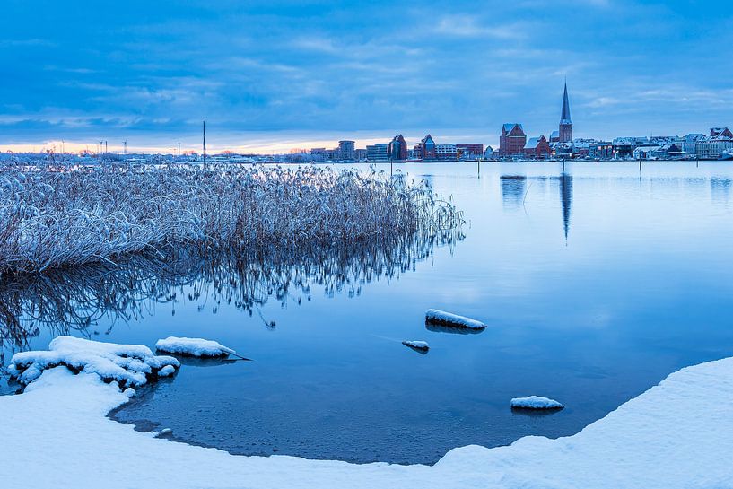 Blick über die Warnow auf die Hansestadt Rostock im Winter von Rico Ködder  auf ArtFrame, Leinwand, Poster und mehr | Art Heroes
