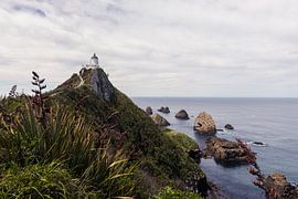 Leuchtturm auf einer Klippe in Neuseeland von Linda Schouw