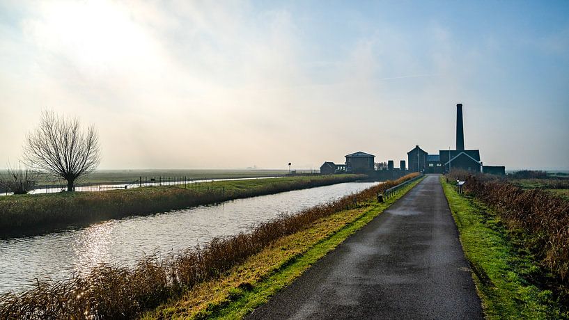 Het stoomgemaal van Nijkerk, opstijgende mist. van ByOnkruud