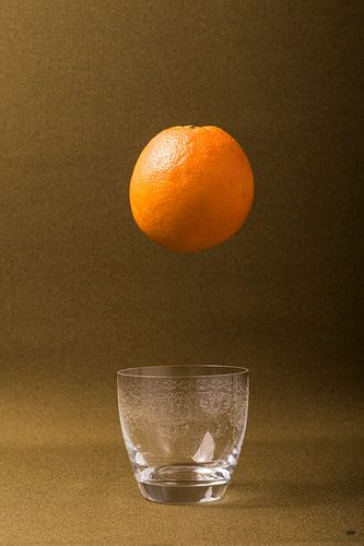 sinasappel boven een glas.