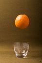sinasappel boven een glas. van Lieke van Grinsven van Aarle thumbnail