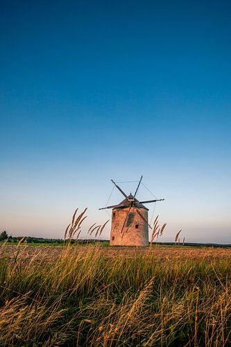 Stenen windmolen in Tez, Hongarije, aan het Balatonmeer. Het staat eenzaam in het veld